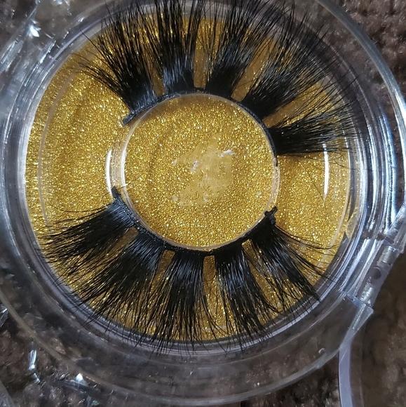 Lashes - Picture 2 of 3